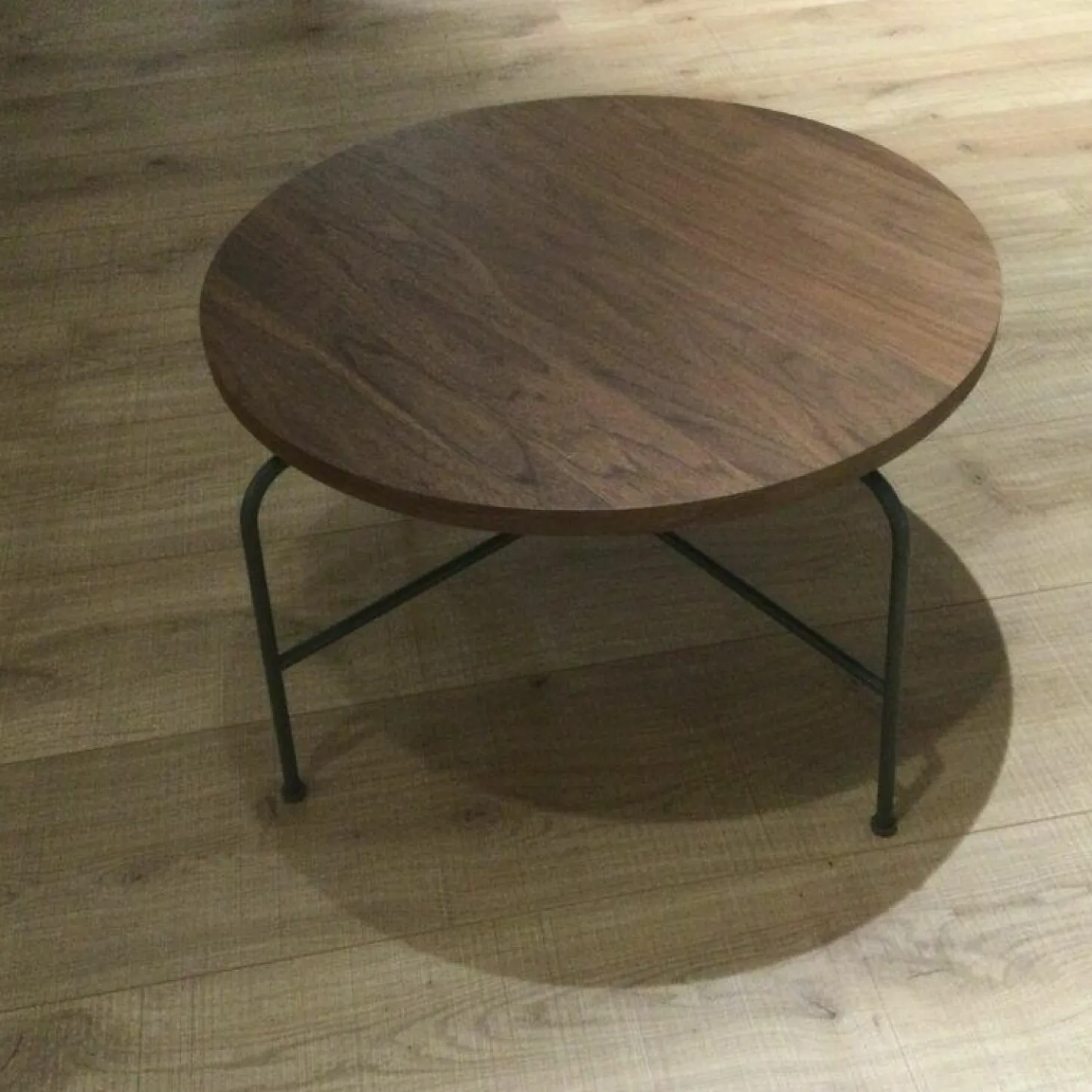 Couchtisch 947-353 Platte Nussbaum Massiv Gestell Metall Lackiert Umbragrau