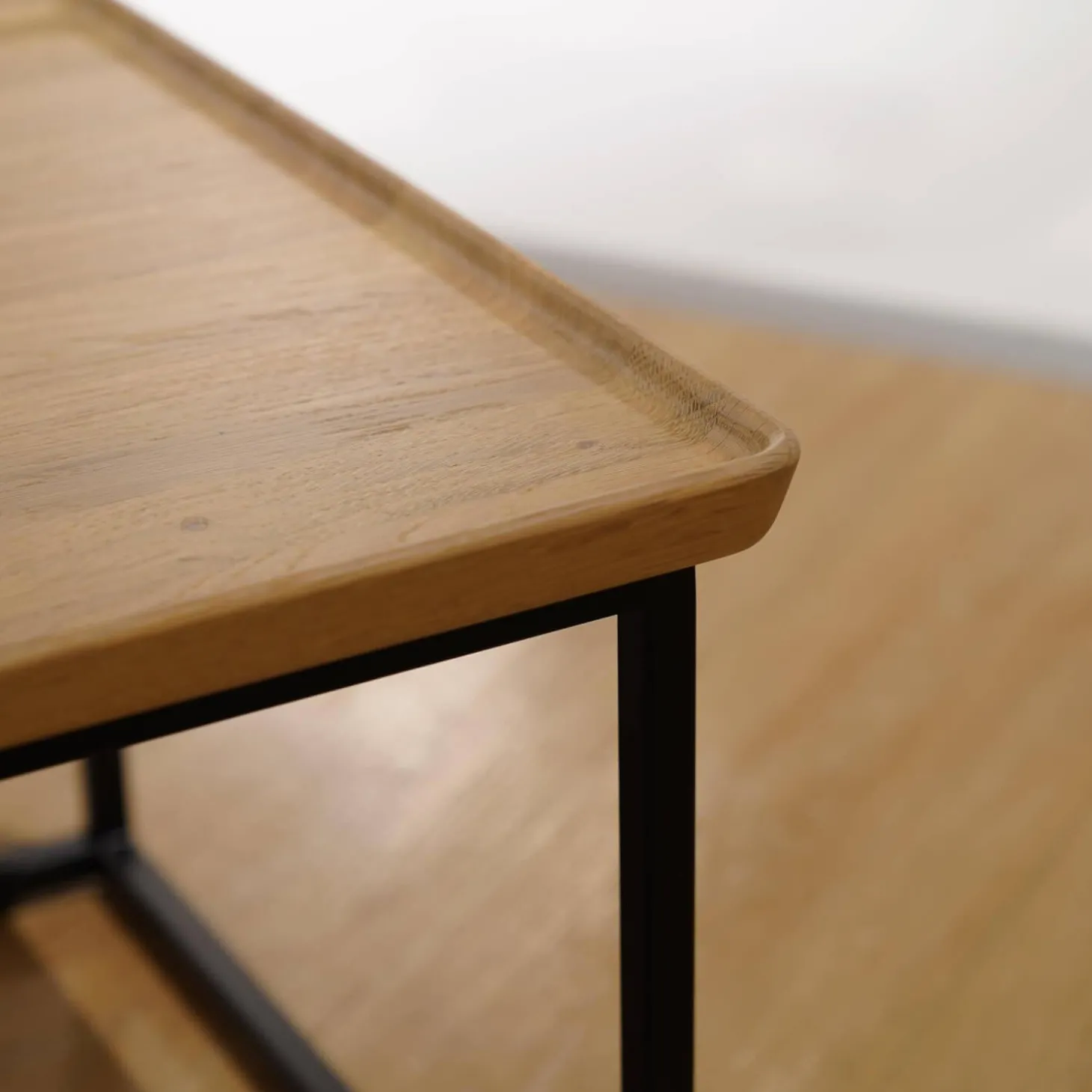 Couchtisch 934-511 Tischplatte Massiv Eiche Farblos Lackiert Gestell Stahl Lackiert Verkehrsschwarz