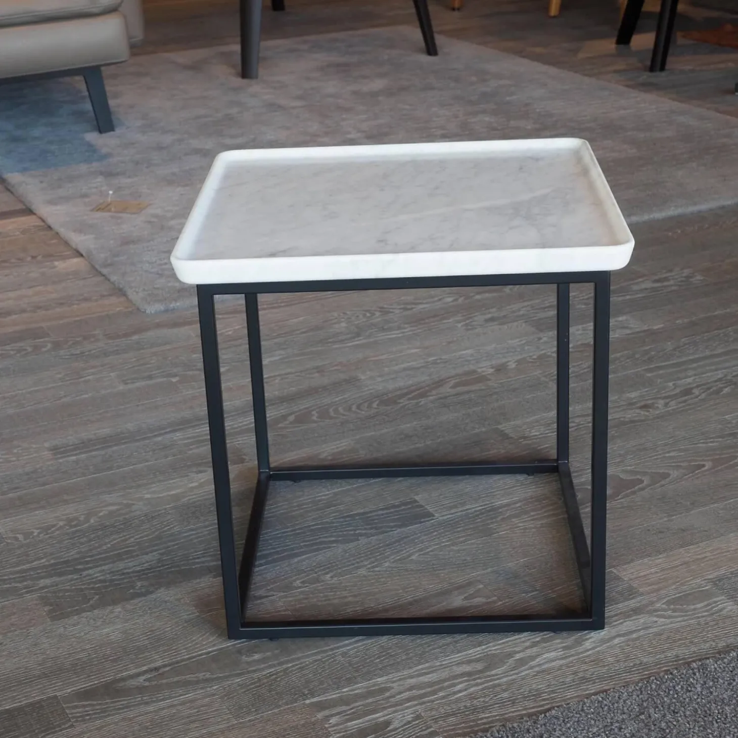 Couchtisch 934 Tischplatte Naturstein Carrara Geledert Stahl Glatt Lackiert Matt Verkehrsschwarz