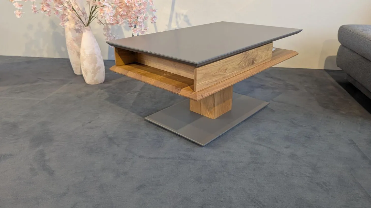 Couchtisch 5600 WEIX Platte Lack RAL 7006 Grau Gestell Wildeiche Geölt Fußplatte Lack RAL 7006 Grau Rollbar Inklusive Höhenverstellung