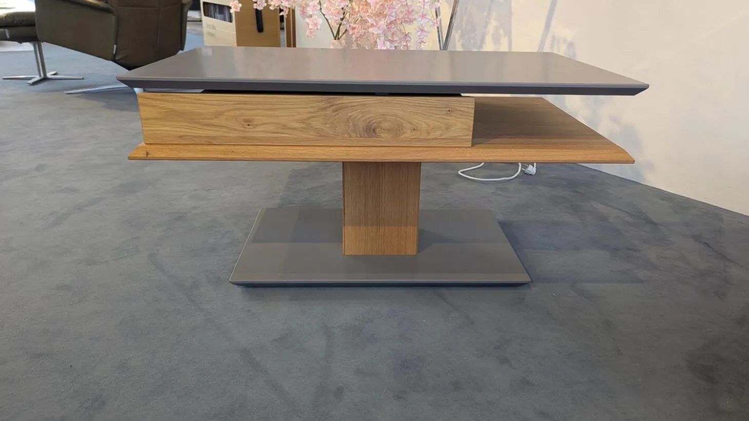 Couchtisch 5600 WEIX Platte Lack RAL 7006 Grau Gestell Wildeiche Geölt Fußplatte Lack RAL 7006 Grau Rollbar Inklusive Höhenverstellung