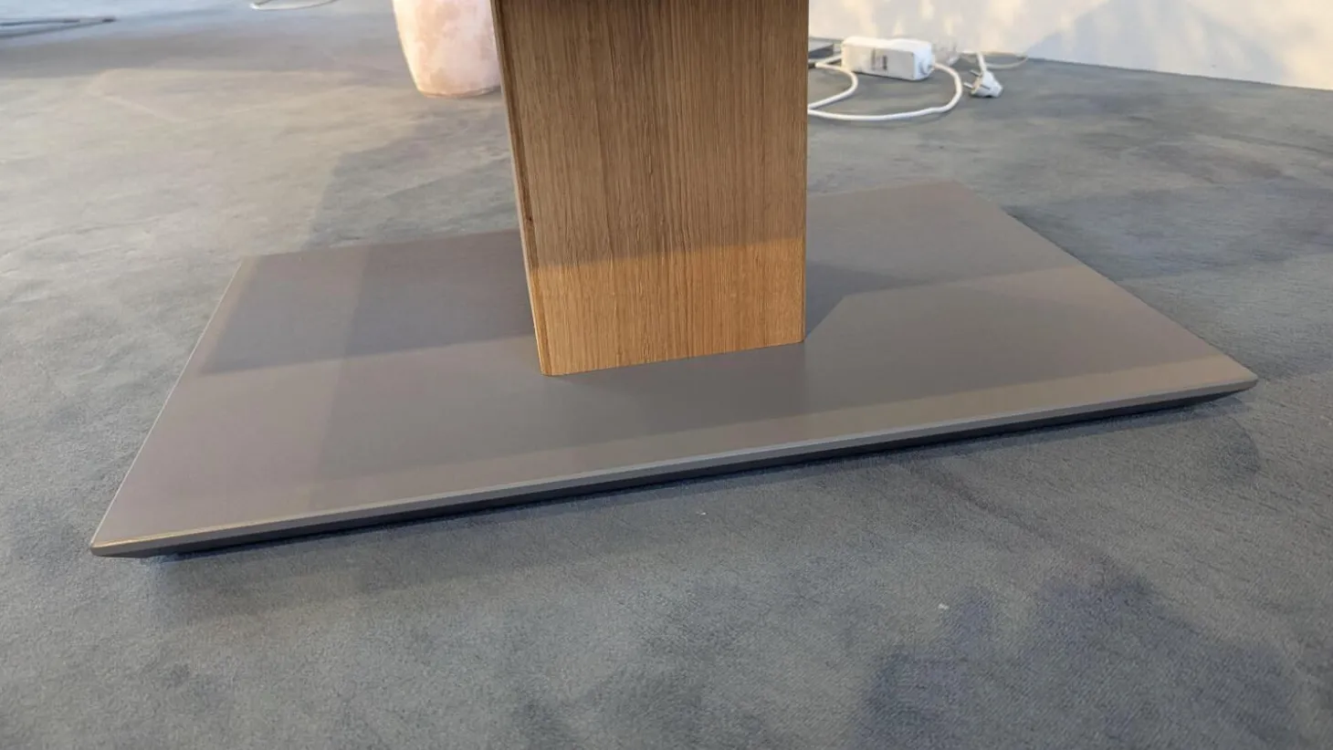 Couchtisch 5600 WEIX Platte Lack RAL 7006 Grau Gestell Wildeiche Geölt Fußplatte Lack RAL 7006 Grau Rollbar Inklusive Höhenverstellung