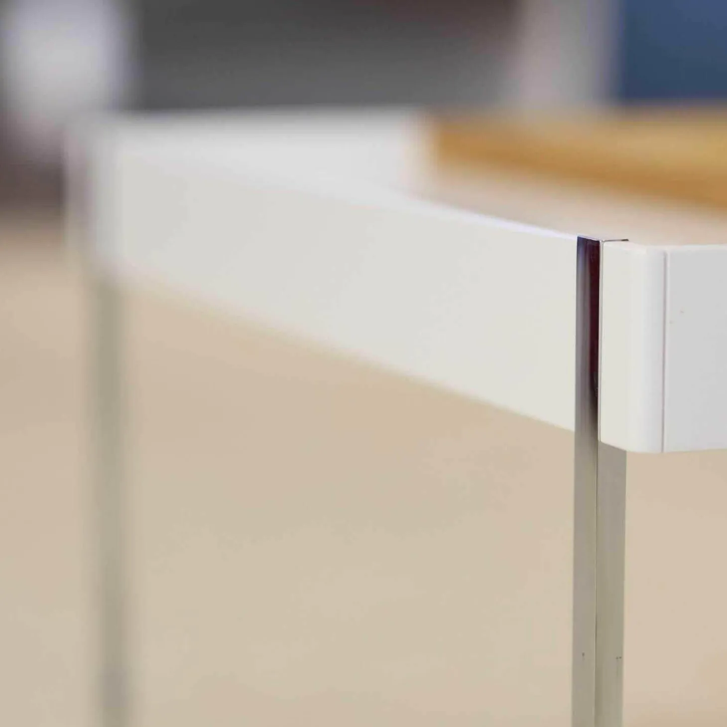 Couchtisch 444A1 Skid Platte Lack Verkehrsweiß Matt Metallteile Hochglanz Verchromt