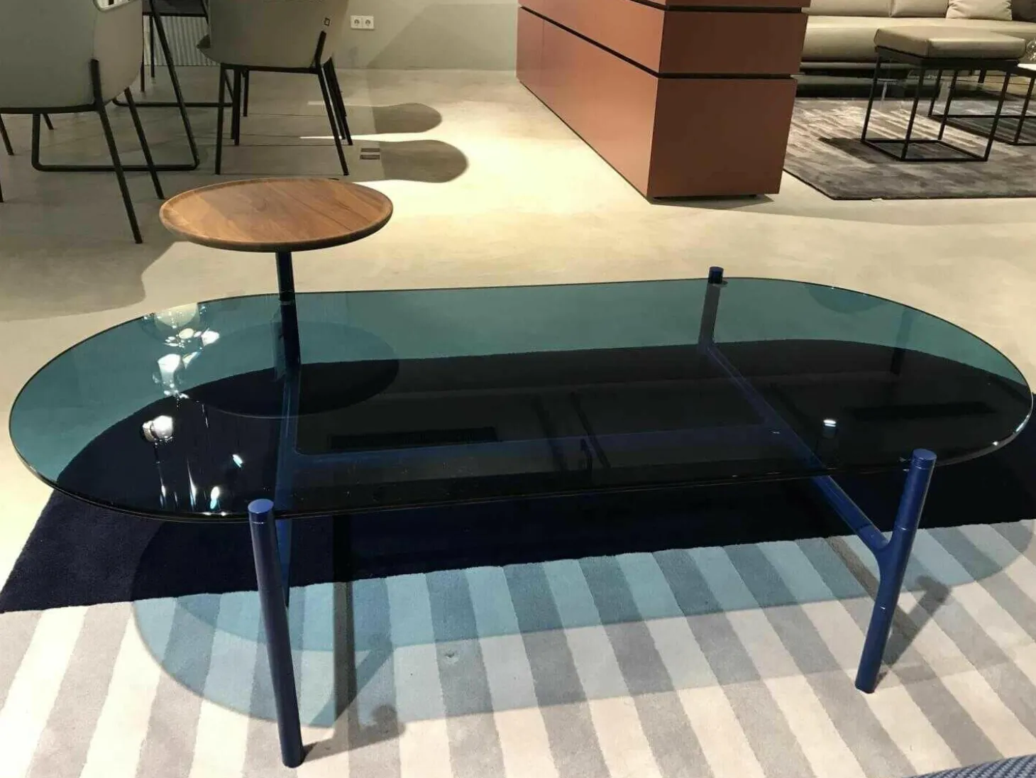 Couchtisch Addit 915-233 Blaue Glasplatte Tablar Nussbaum Massiv