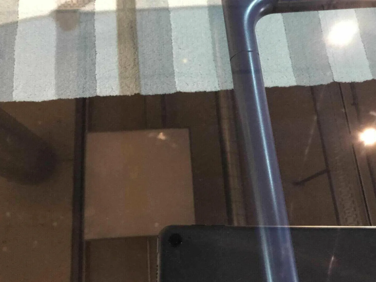 Couchtisch Addit 915-233 Blaue Glasplatte Tablar Nussbaum Massiv