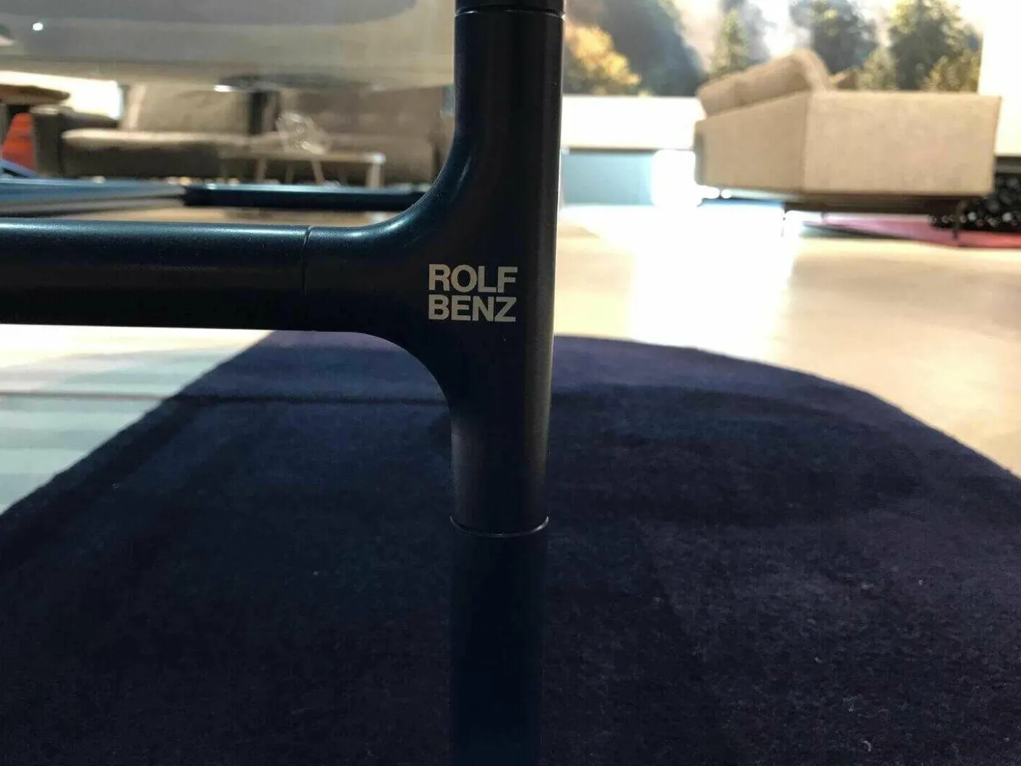 Couchtisch Addit 915-233 Blaue Glasplatte Tablar Nussbaum Massiv