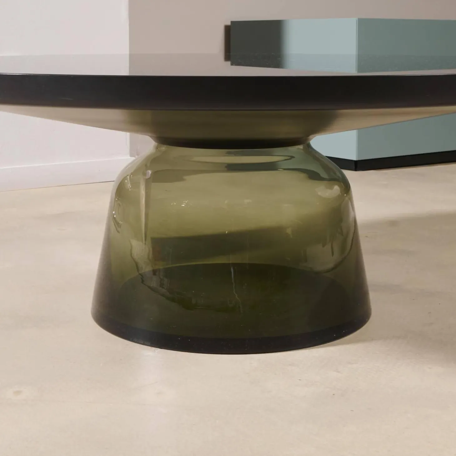 Couchtisch Bell Glasplatte Schwarz Gestell Stahl Schwarz Brüniert Glasfuß Quarzgrau