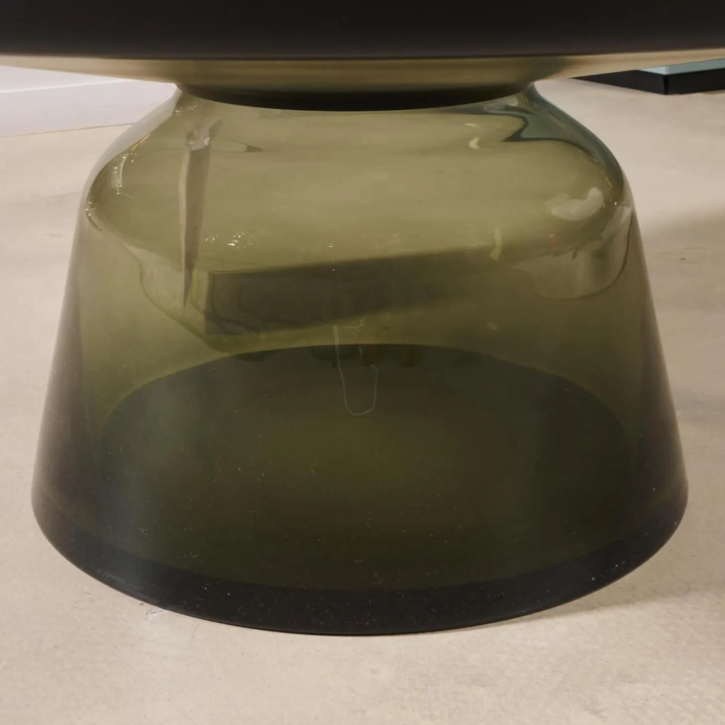 Couchtisch Bell Glasplatte Schwarz Gestell Stahl Schwarz Brüniert Glasfuß Quarzgrau