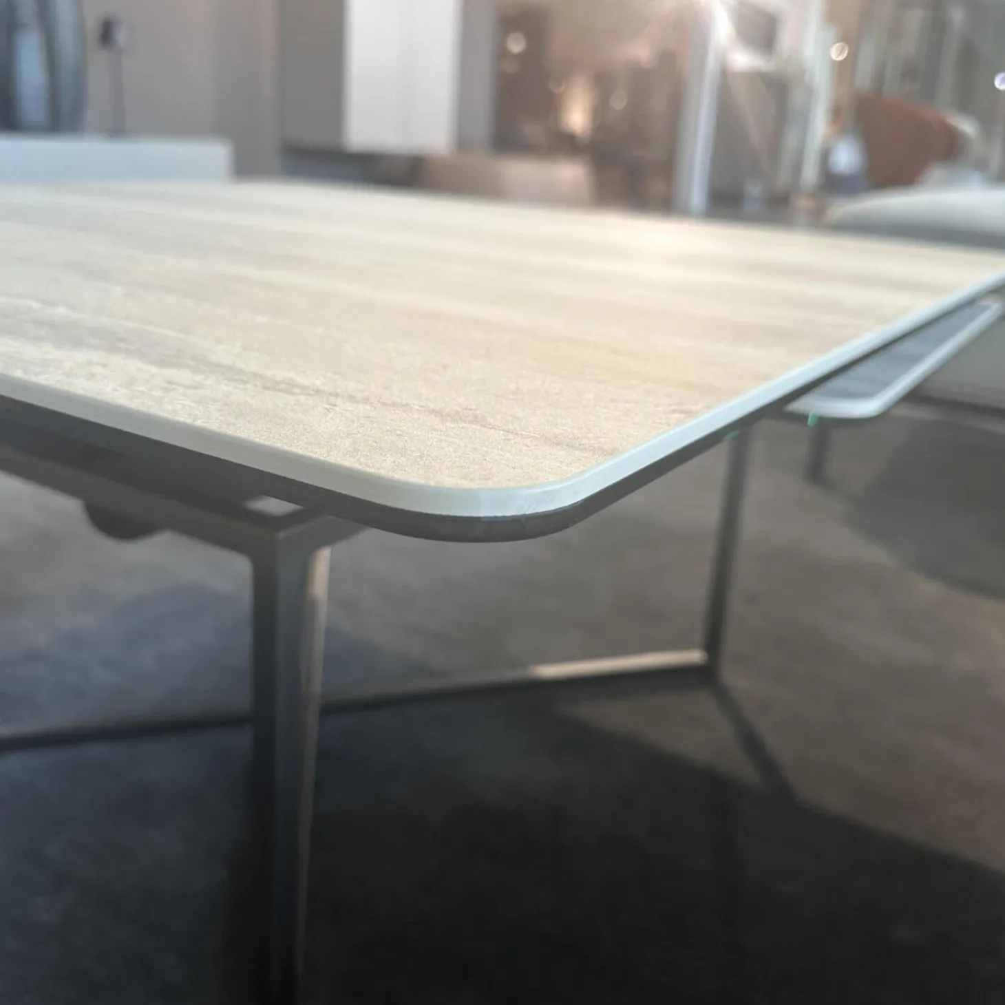 Couchtisch Cena C Platte Keramik Tarvertino Geädert Matt Grau Gestell Lack Manganese 2525 Grau Mit Schwenkbarer Platte