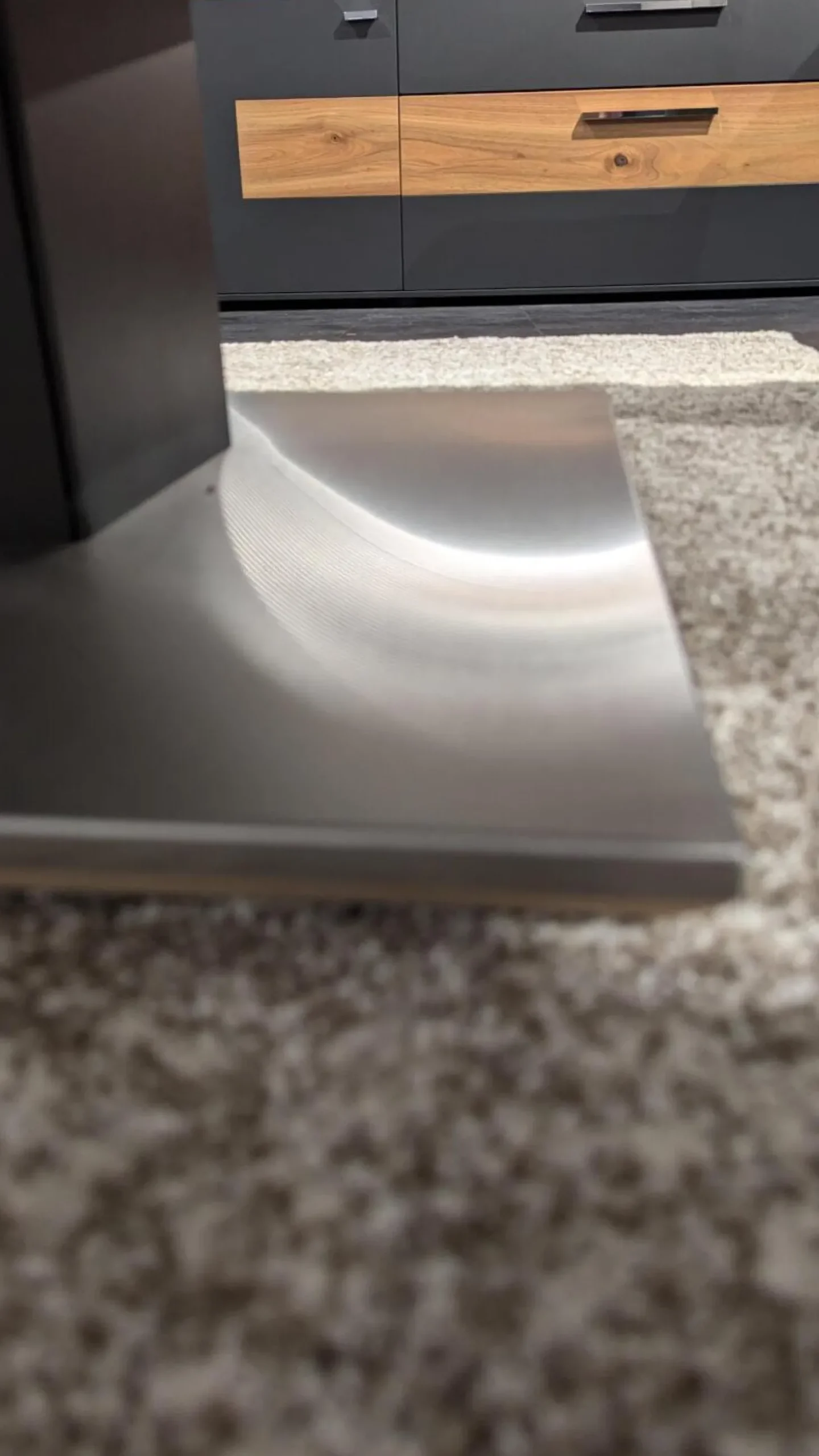 Couchtisch CT 302 85L Platte Astnussbaum Natur Rahmen Lack Seidenmatt Anthrazit Fuß Edelstahl Mit Liftfunktion