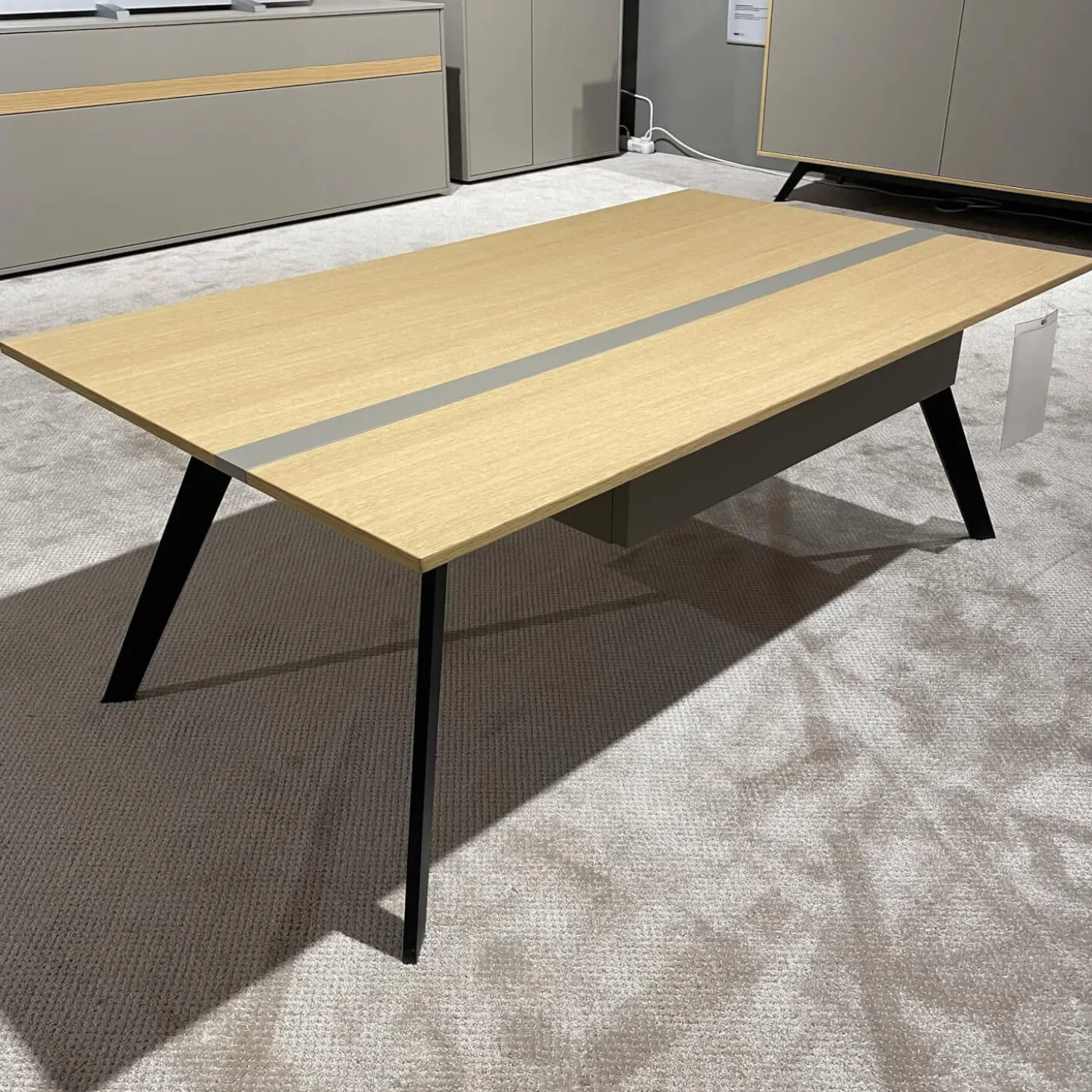 Couchtisch CT510 Eiche Satin Natur Akzentstreifen Fango Grau Gestell Edelstahl Mit Schubkasten