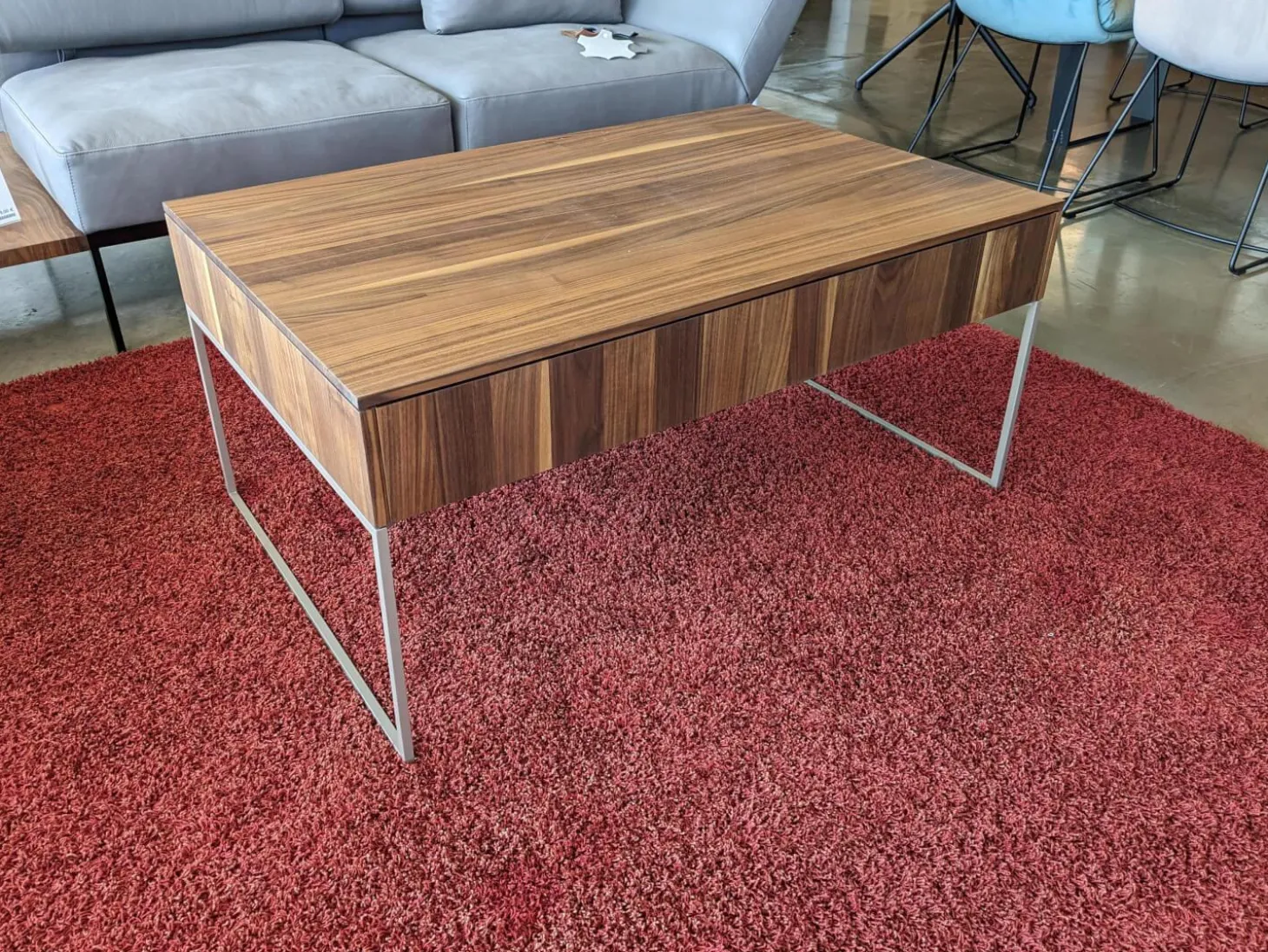 Couchtisch Filigno Step Nussbaum Naturöl Gestell schwarz