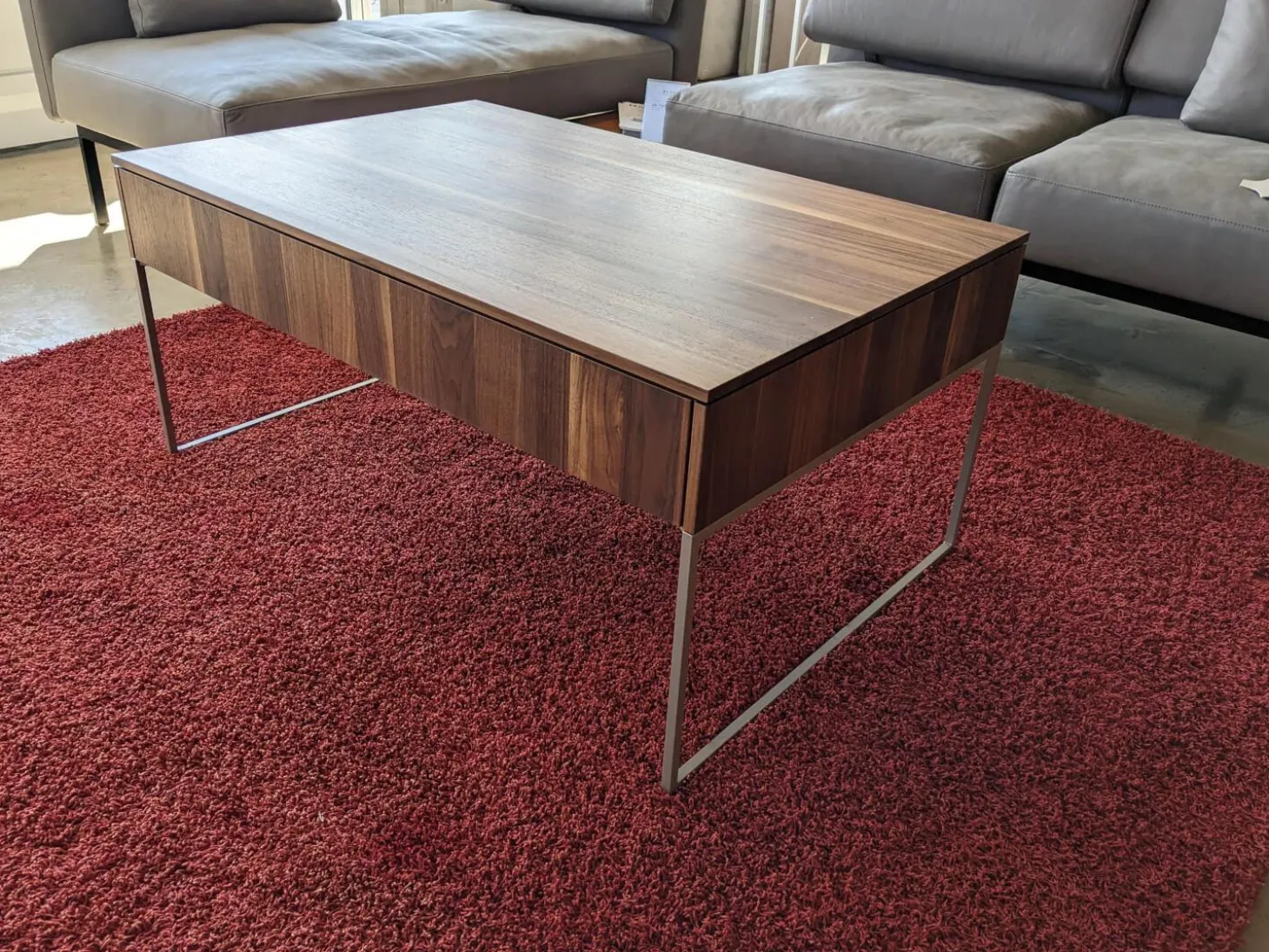 Couchtisch Filigno Step Nussbaum Naturöl Gestell schwarz