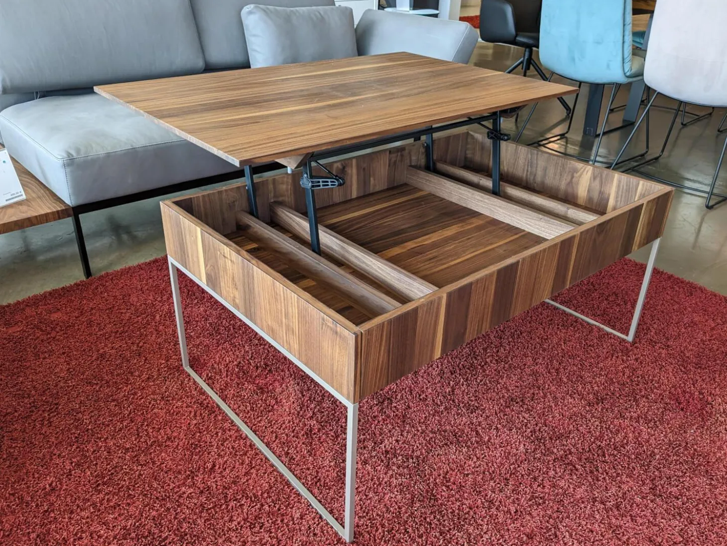 Couchtisch Filigno Step Nussbaum Naturöl Gestell schwarz