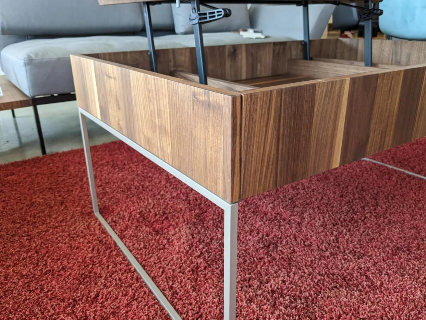 Couchtisch Filigno Step Nussbaum Naturöl Gestell schwarz