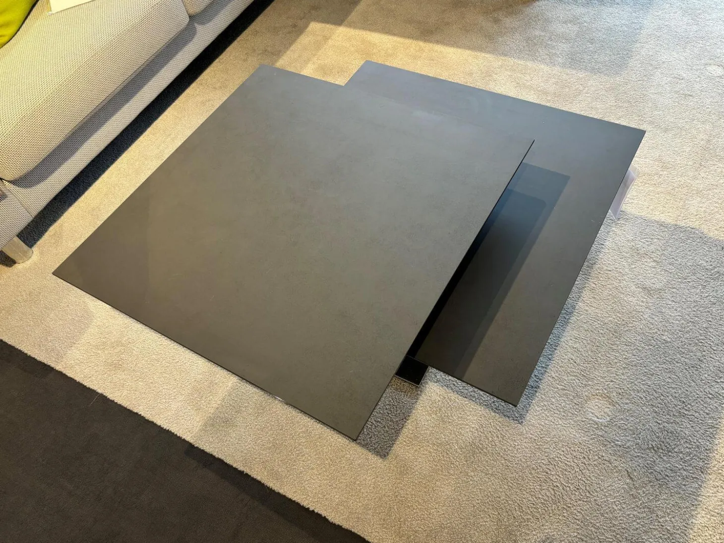 Couchtisch H 509 Evita Tischplatte Keramik Zement Anthrazit Drehbar Und Ausfahrbar Gestell Edelstahl Geschliffen