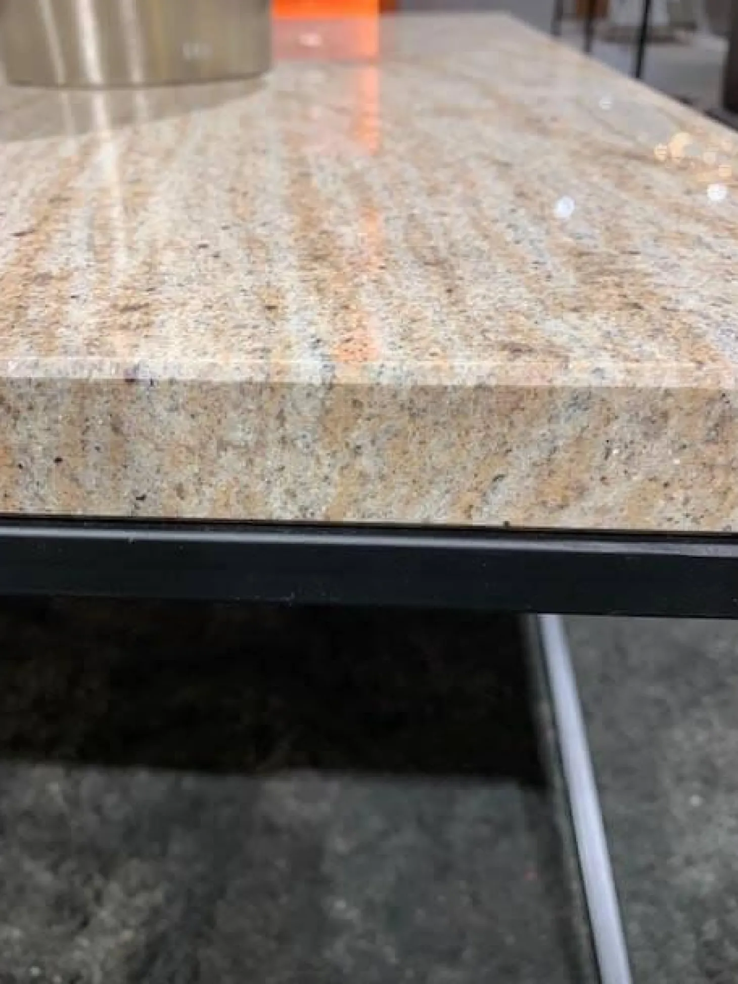 Couchtisch Hartgestein Kashmir Gold Gestell Schwarz