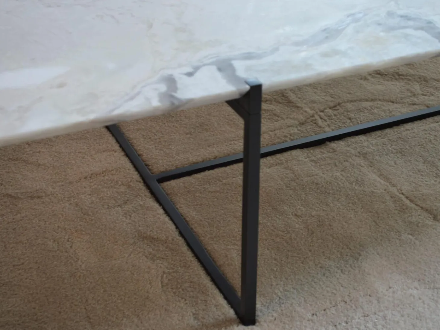 Couchtisch Icaro Stone Marmor White Marble Untergestell Mattschwarz Lackiert