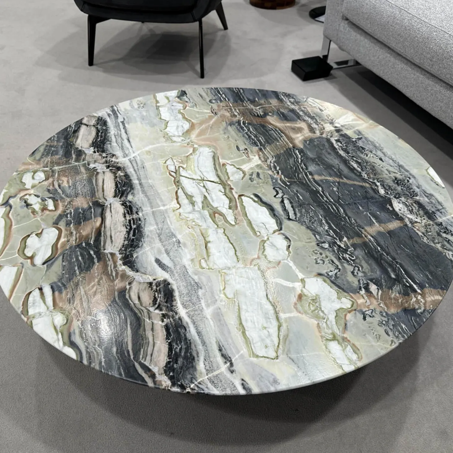 Couchtisch Jigger Platte Dedalus Marmor Beige Grau Gestell Aluminium Glänzend Lackiert Bronze Schwarz