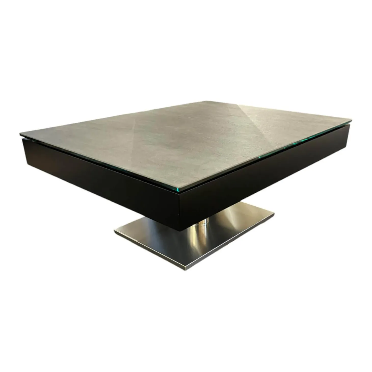 Couchtisch K 468 Janus Platte Keramik Zement Grau Korpus 9005 Tiefschwarz Säule Perlglanz Verchromt Sockel Edelstahl Gebürstet