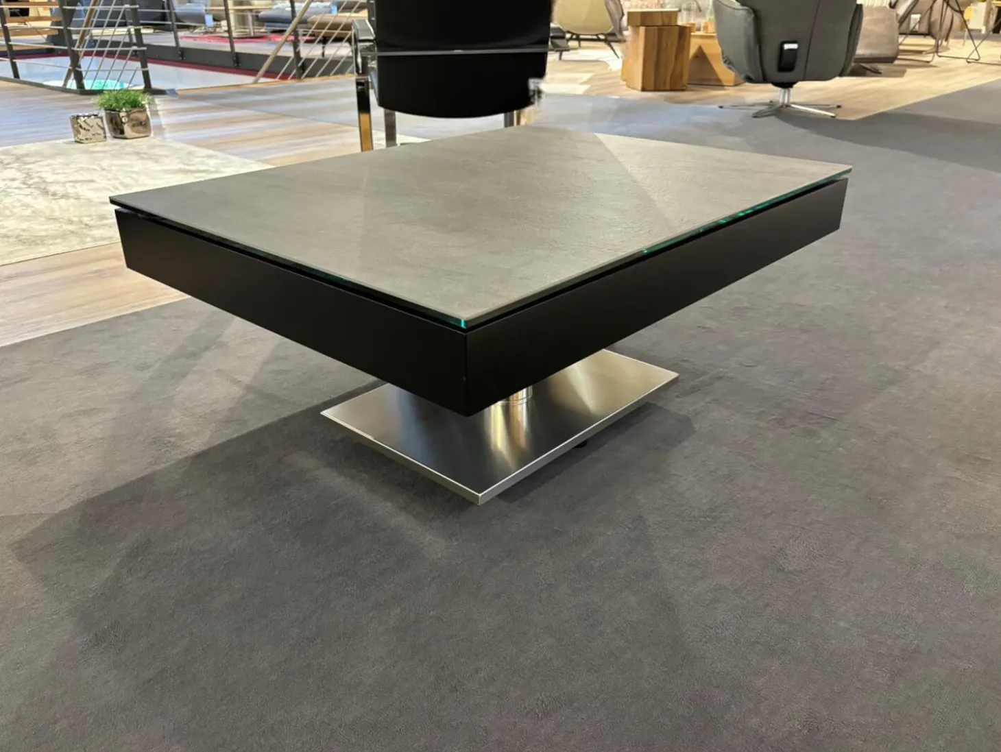 Couchtisch K 468 Janus Platte Keramik Zement Grau Korpus 9005 Tiefschwarz Säule Perlglanz Verchromt Sockel Edelstahl Gebürstet