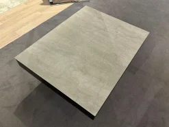 Couchtisch K 468 Janus Platte Keramik Zement Grau Korpus 9005 Tiefschwarz Säule Perlglanz Verchromt Sockel Edelstahl Gebürstet