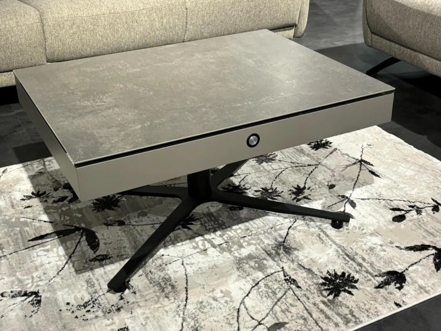 Couchtisch K 585 Sesam Platte Keramik Fokos Piombo Grau Korpus MDF Sikkens E4 05 45 Taupe Grau Braun Fuß RAL 9005 Tiefschwarz Lackiert Rollbar Mit Höhenverstellung