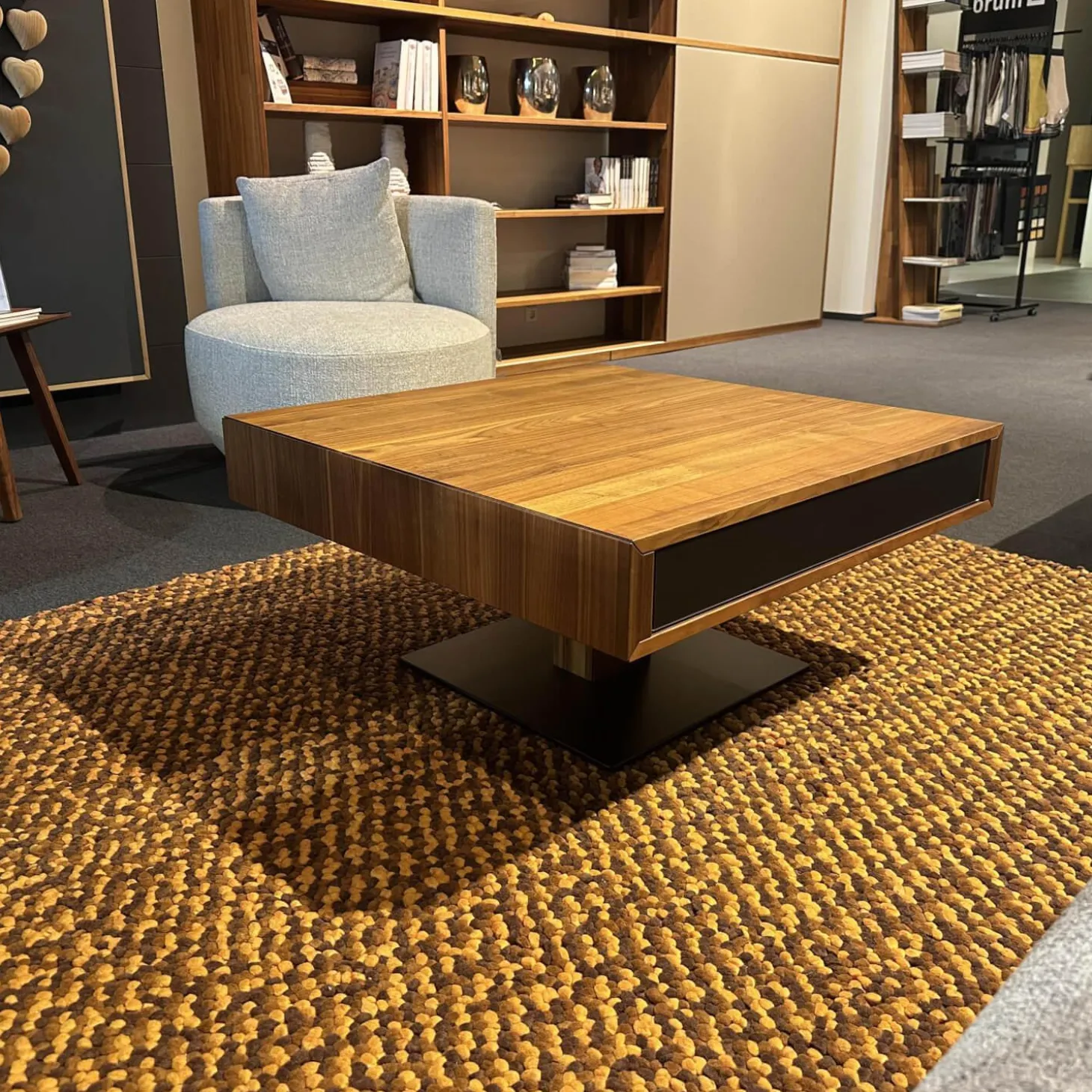 Couchtisch Lift Platte Nussbaum Geölt Bodenplatte Stahl Schwarz Matt Front Farbglas Schwarz