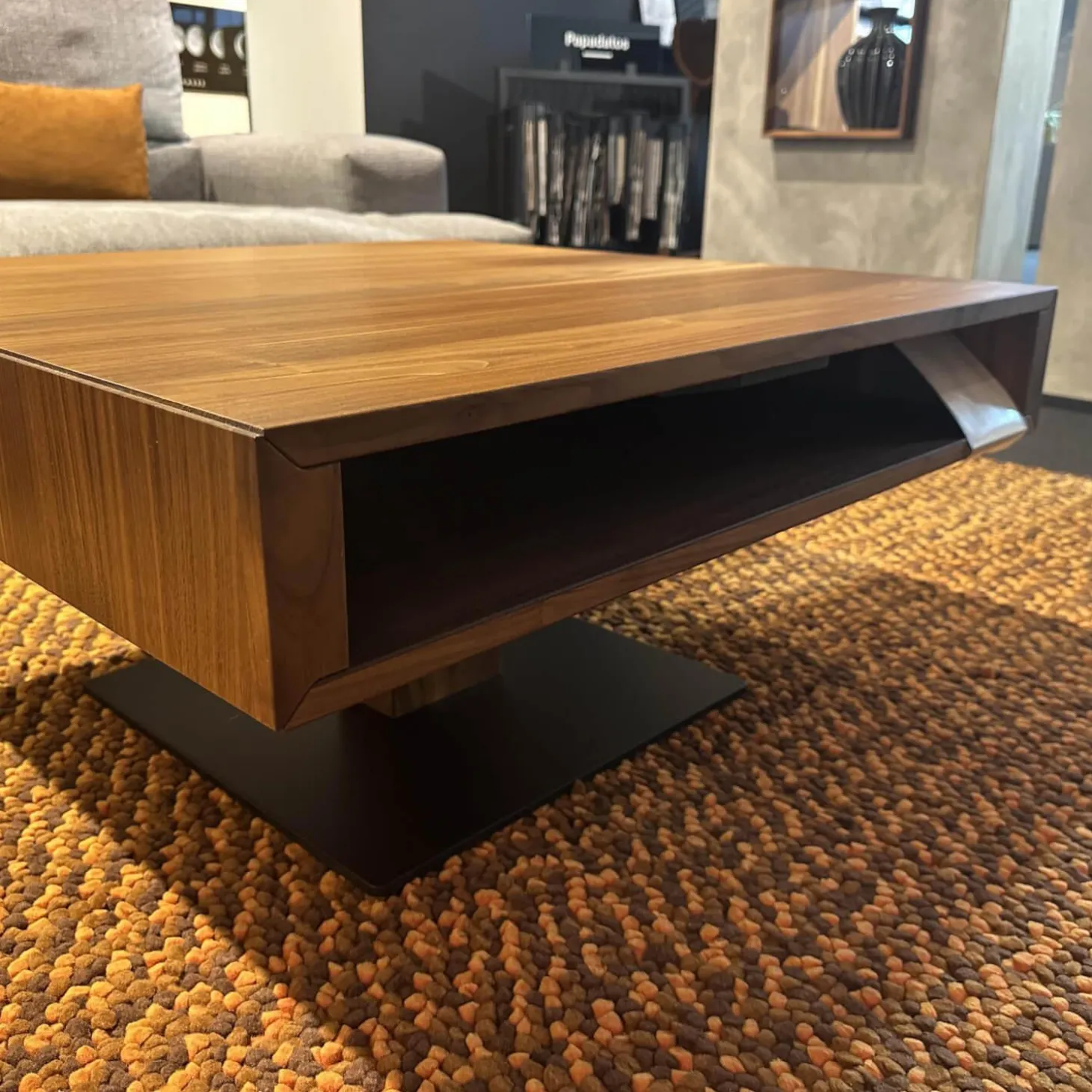 Couchtisch Lift Platte Nussbaum Geölt Bodenplatte Stahl Schwarz Matt Front Farbglas Schwarz