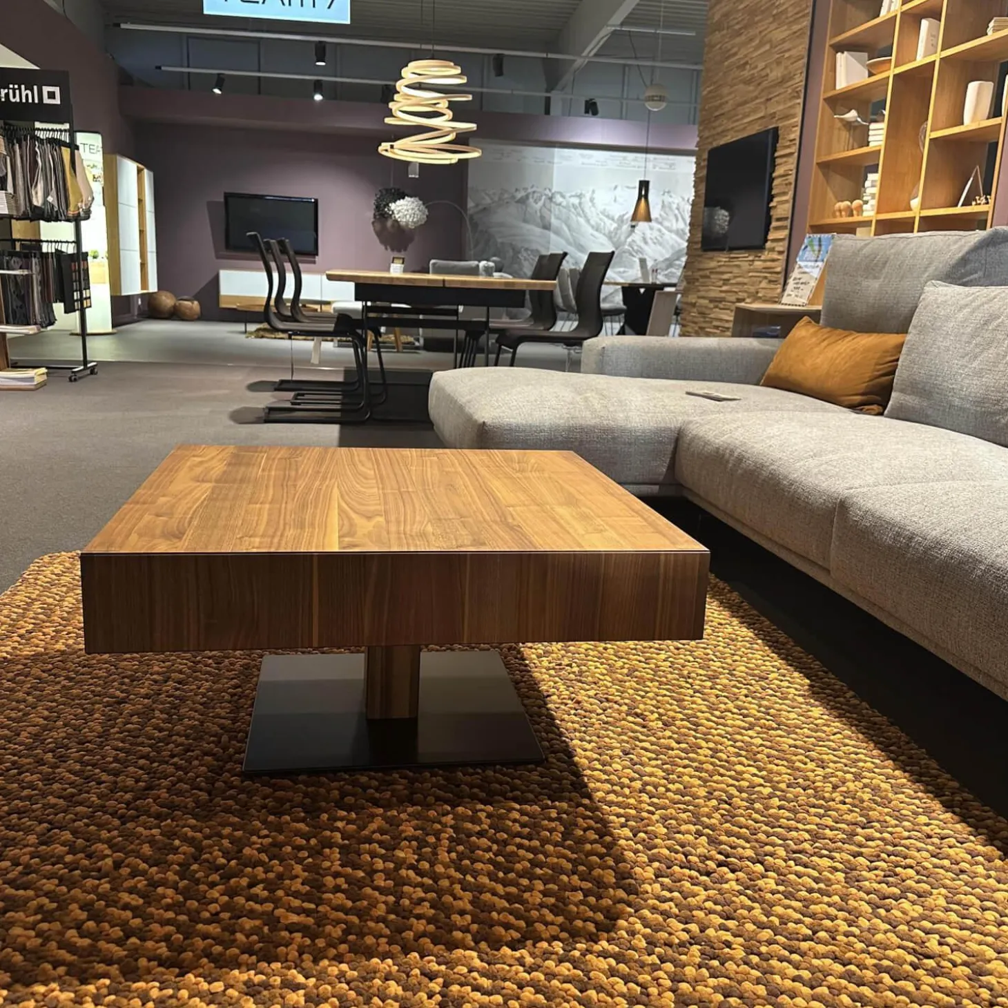 Couchtisch Lift Platte Nussbaum Geölt Bodenplatte Stahl Schwarz Matt Front Farbglas Schwarz