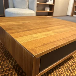 Couchtisch Lift Platte Nussbaum Geölt Bodenplatte Stahl Schwarz Matt Front Farbglas Schwarz