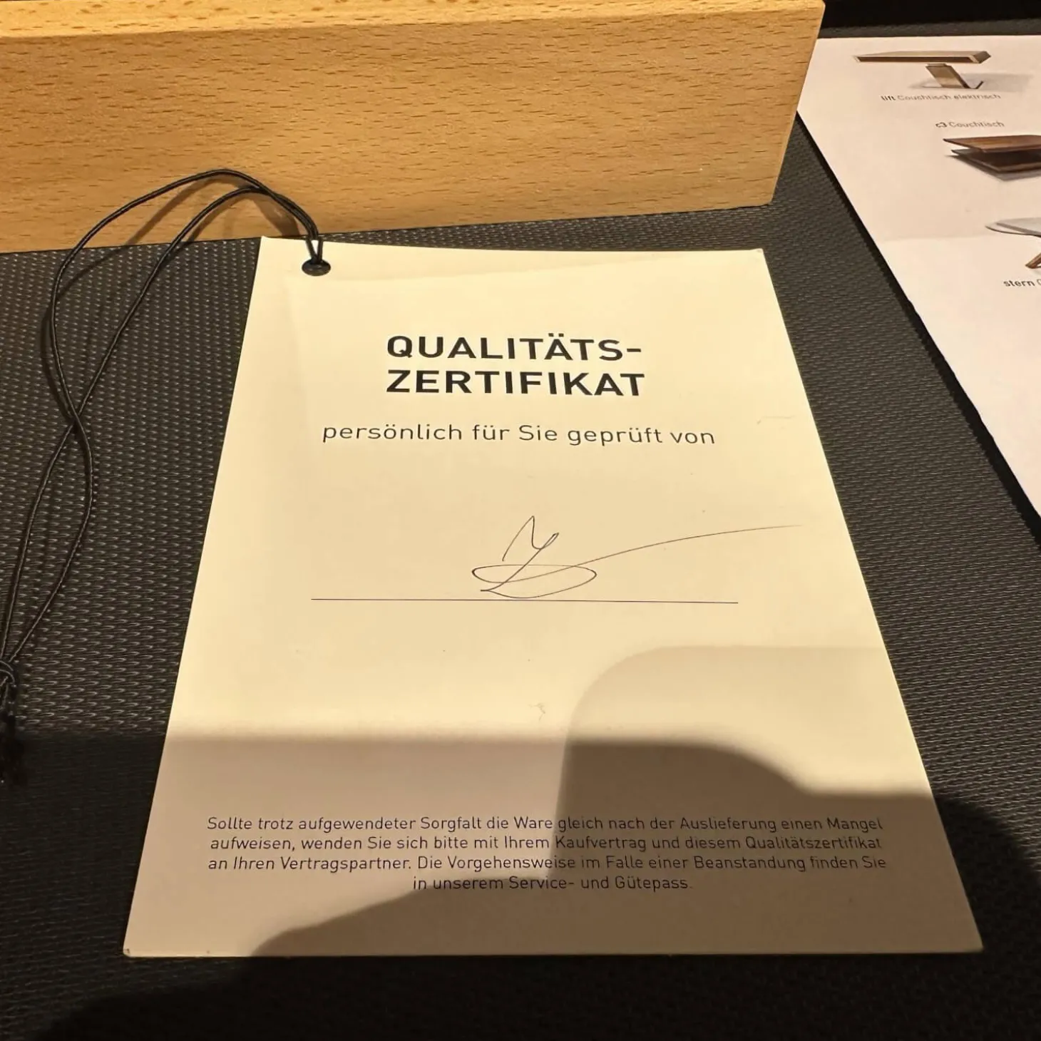 Couchtisch Lift Platte Nussbaum Geölt Bodenplatte Stahl Schwarz Matt Front Farbglas Schwarz