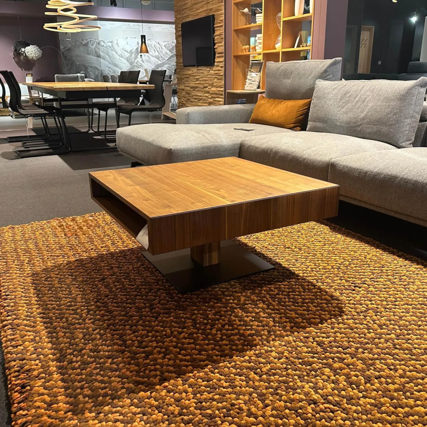 Couchtisch Lift Platte Nussbaum Geölt Bodenplatte Stahl Schwarz Matt Front Farbglas Schwarz