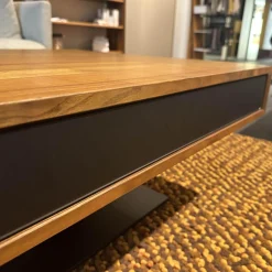 Couchtisch Lift Platte Nussbaum Geölt Bodenplatte Stahl Schwarz Matt Front Farbglas Schwarz