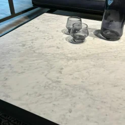 Couchtisch Liv Platte Naturstein Geledert Carrara Gestell Buche Verkehrsschwarz Matt Lackiert