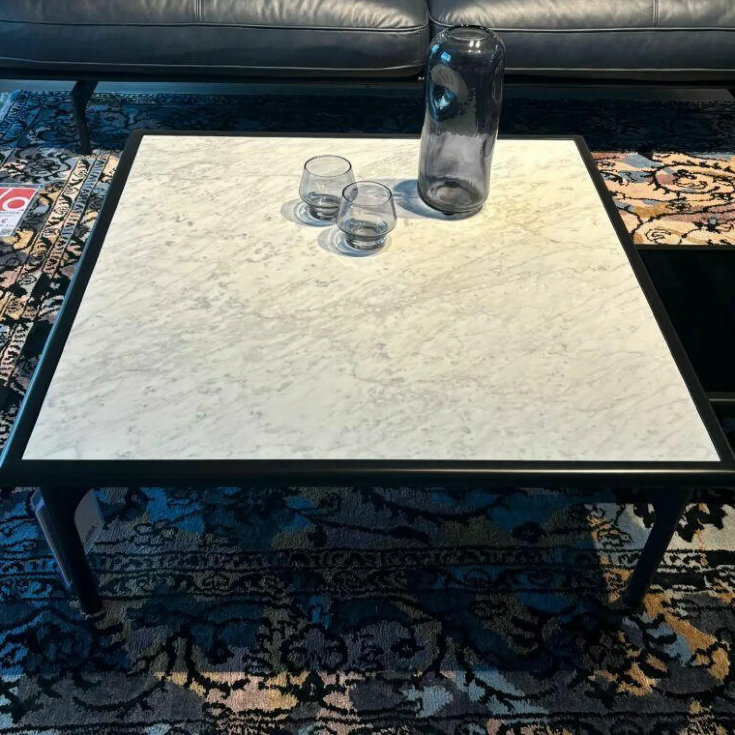 Couchtisch Liv Platte Naturstein Geledert Carrara Gestell Buche Verkehrsschwarz Matt Lackiert