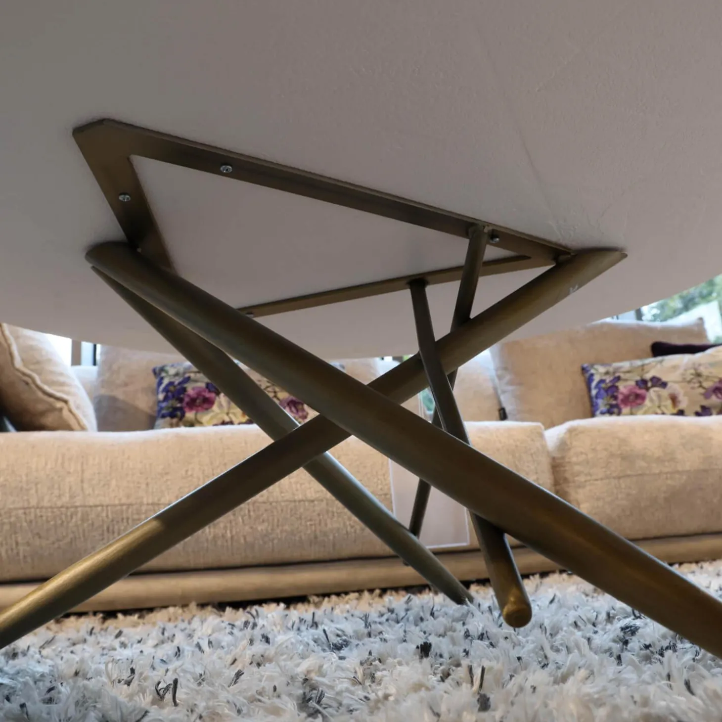 Couchtisch Ohlinda Type J 118 L Rund WS White Stone Weiß Gestell Gold Lackiert