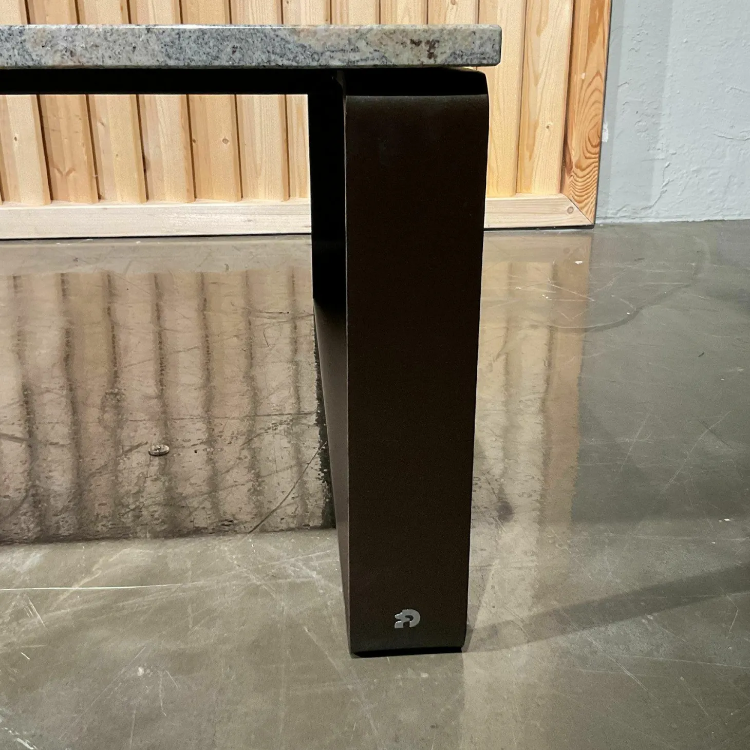 Couchtisch Primus Platte Gneis Bianco Romano Grau Gestell Dunkelbronze