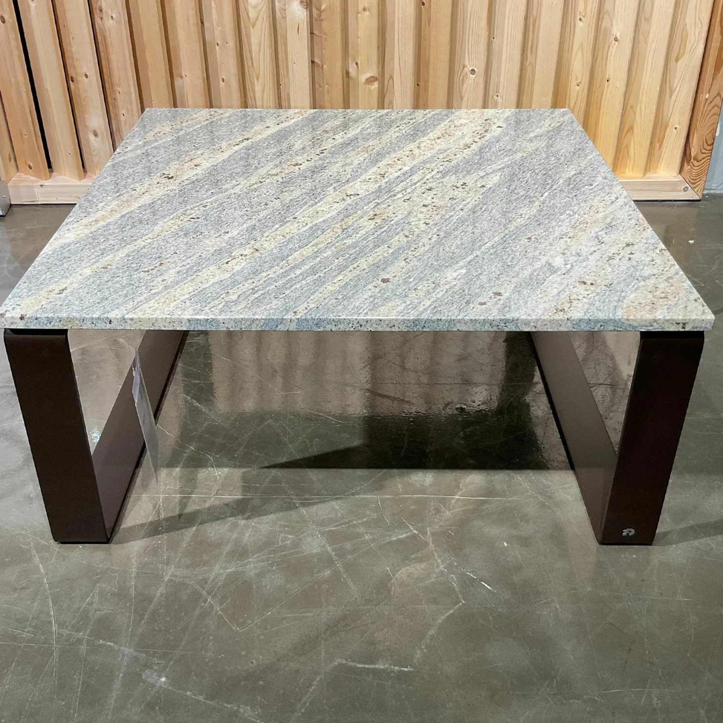 Couchtisch Primus Platte Gneis Bianco Romano Grau Gestell Dunkelbronze