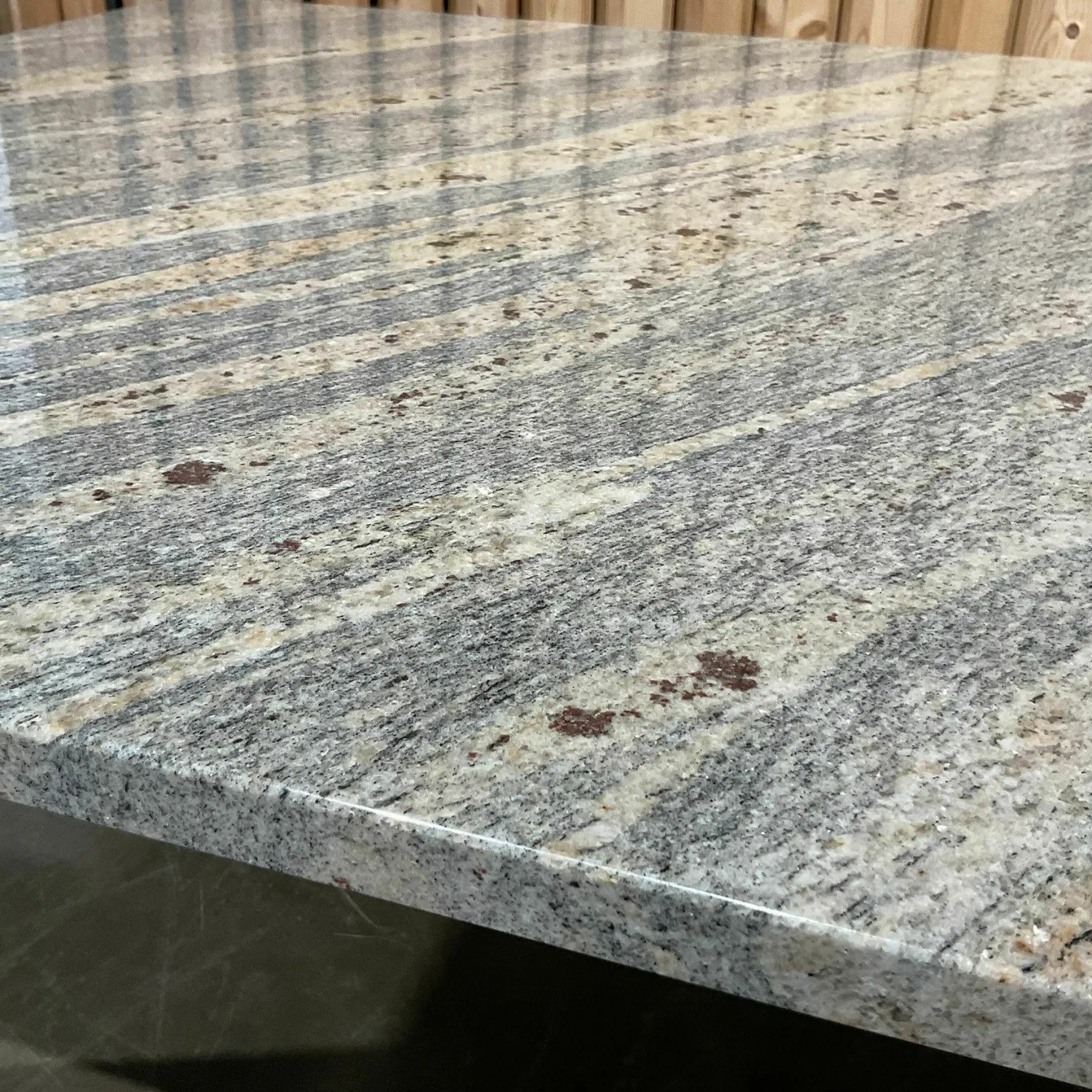 Couchtisch Primus Platte Gneis Bianco Romano Grau Gestell Dunkelbronze