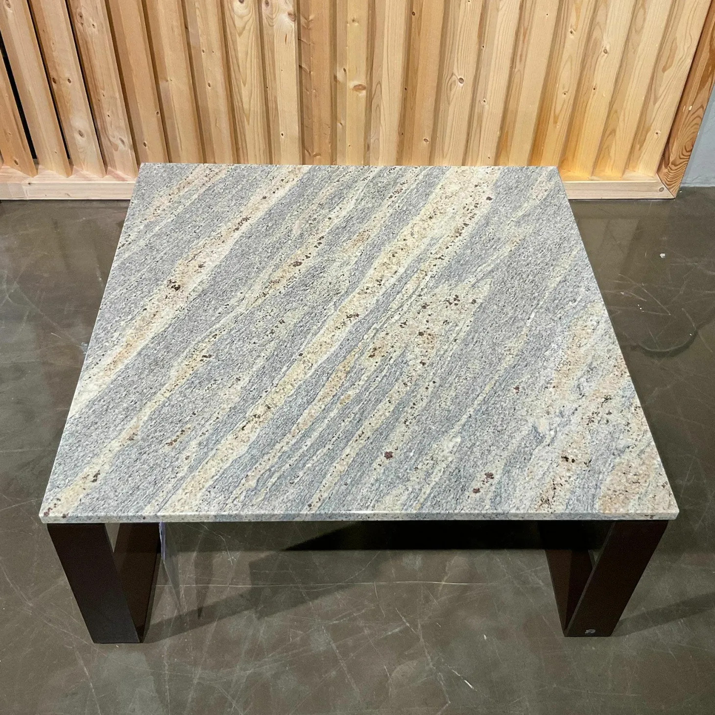 Couchtisch Primus Platte Gneis Bianco Romano Grau Gestell Dunkelbronze