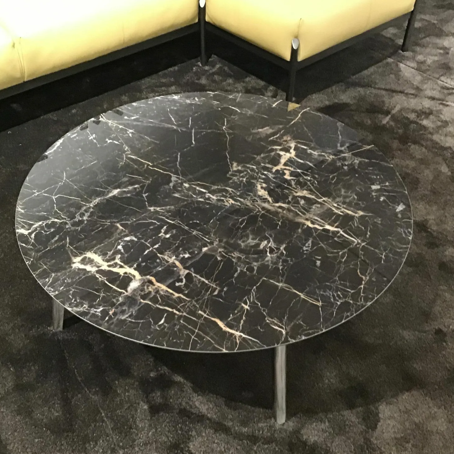 Couchtisch Rolan Platte Keramik Saint Laurent Füße Aluminium Poliert