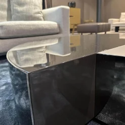 Couchtisch Shields L.Sand Peltro Geformtes MDF Stahlblech mit glänzendem Black-Nickel-Finish