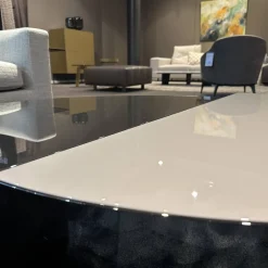 Couchtisch Shields L.Sand Peltro Geformtes MDF Stahlblech mit glänzendem Black-Nickel-Finish