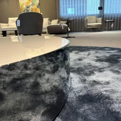 Couchtisch Shields L.Sand Peltro Geformtes MDF Stahlblech mit glänzendem Black-Nickel-Finish