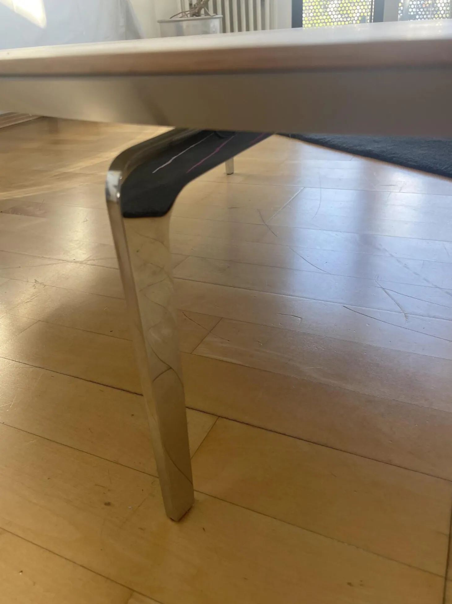 Couchtisch Solo Ellipse Platte Eiche Matt Unterplatte Lichtgrau Grau Weiß Füße Chrom