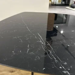 Couchtisch Susa Platte Keramik Nero Marquina Gestell Metall 3-Fuß Schwarz Pulverbeschichtet