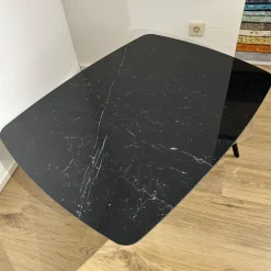 Couchtisch Susa Platte Keramik Nero Marquina Gestell Metall 3-Fuß Schwarz Pulverbeschichtet