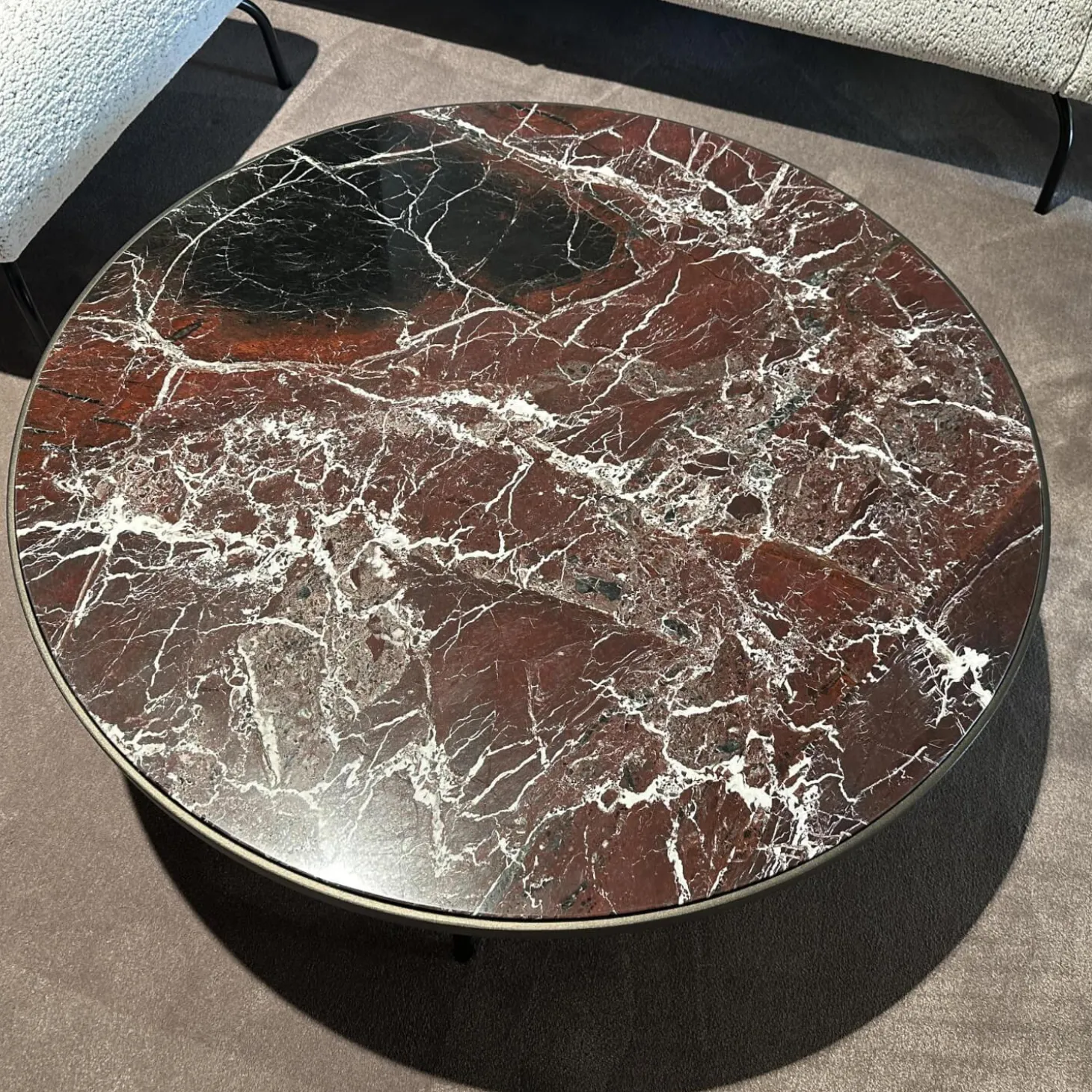 Couchtisch Symi Platte Marmor Rosso Levanto Rot Weiß Gestell Stahl Schwarz Pulverbeschichtet