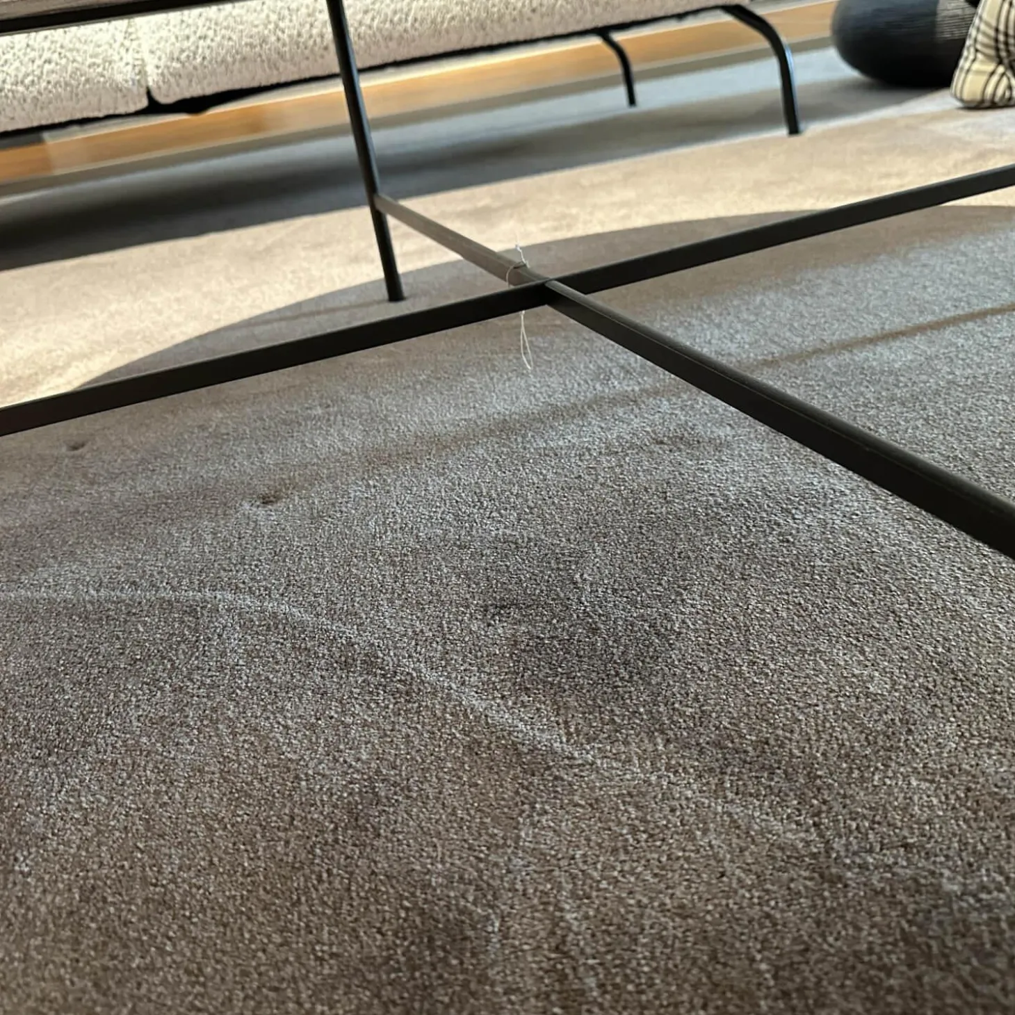 Couchtisch Symi Platte Marmor Rosso Levanto Rot Weiß Gestell Stahl Schwarz Pulverbeschichtet